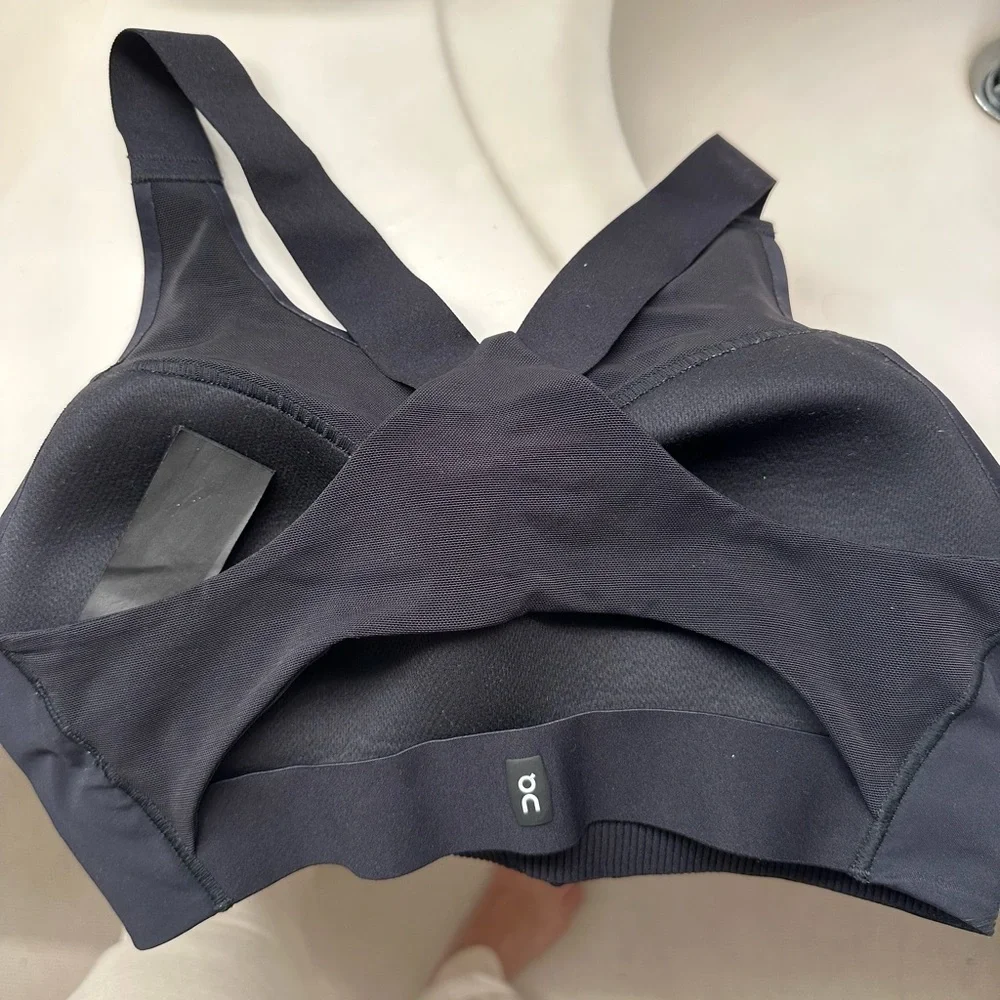 ON Running Performance Bra - Picture 4 of 9
